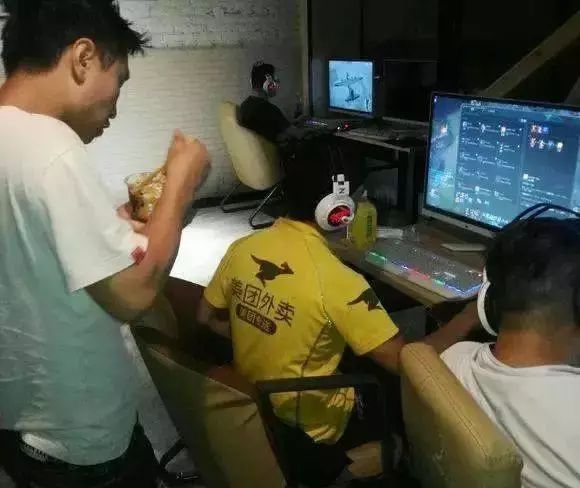 “我培训完JAVA，进了美团，美团氛围特别好，就是送餐特别累”